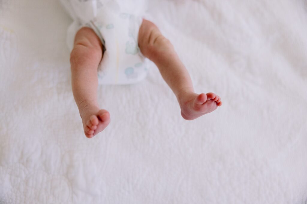 Little newborn legs and toes