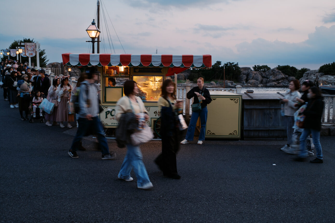 Gettin popcorn at Disney sea as it is getting dark